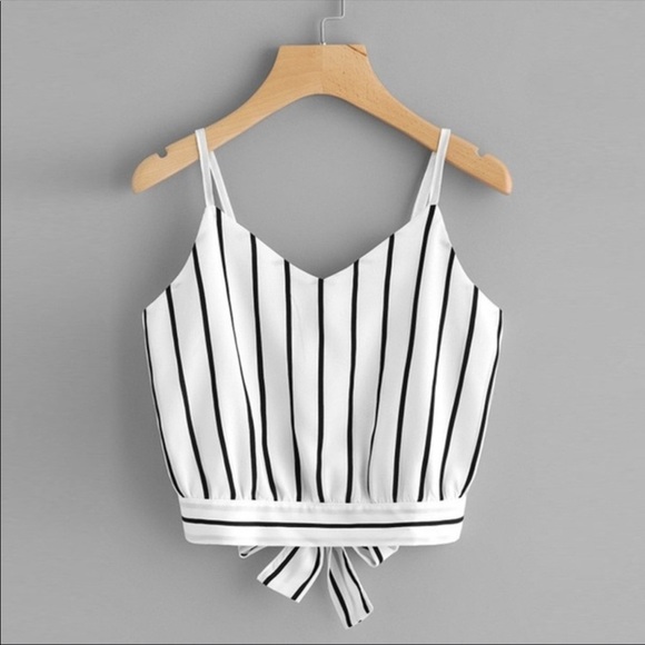 Tops - 🎉HP🎉 white crop top with black stripes